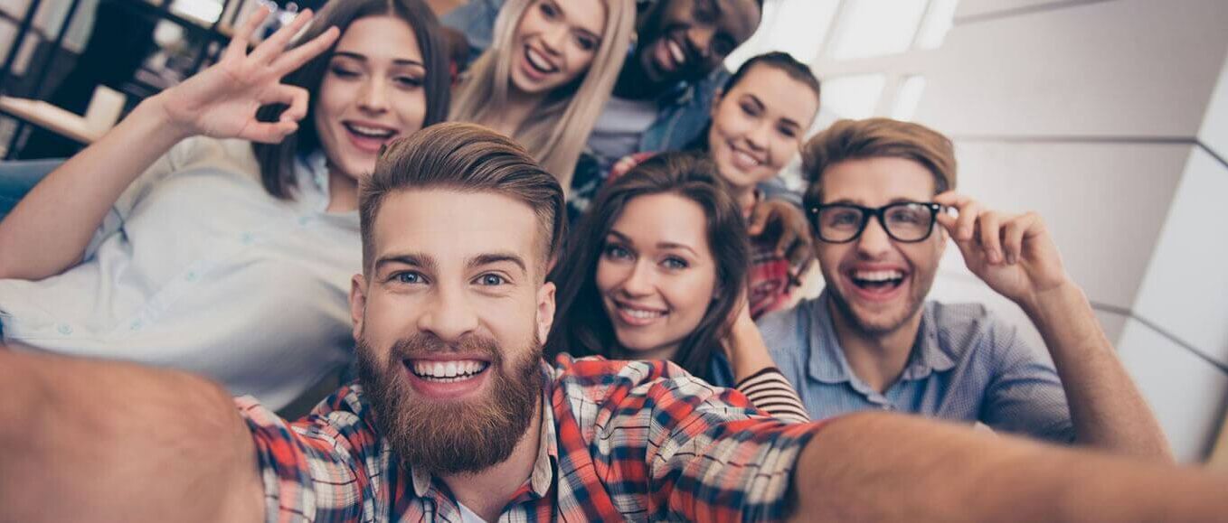 eine Gruppe junger Leute macht ein Selfie