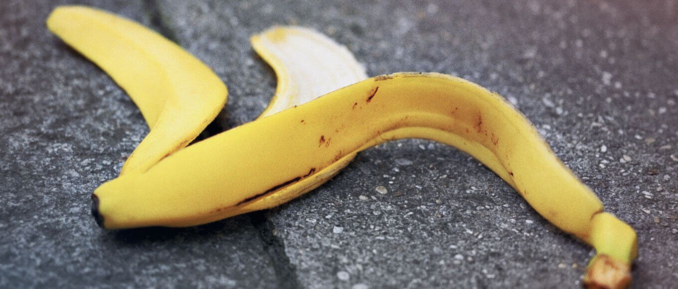eine Bananenschale auf einer Straße