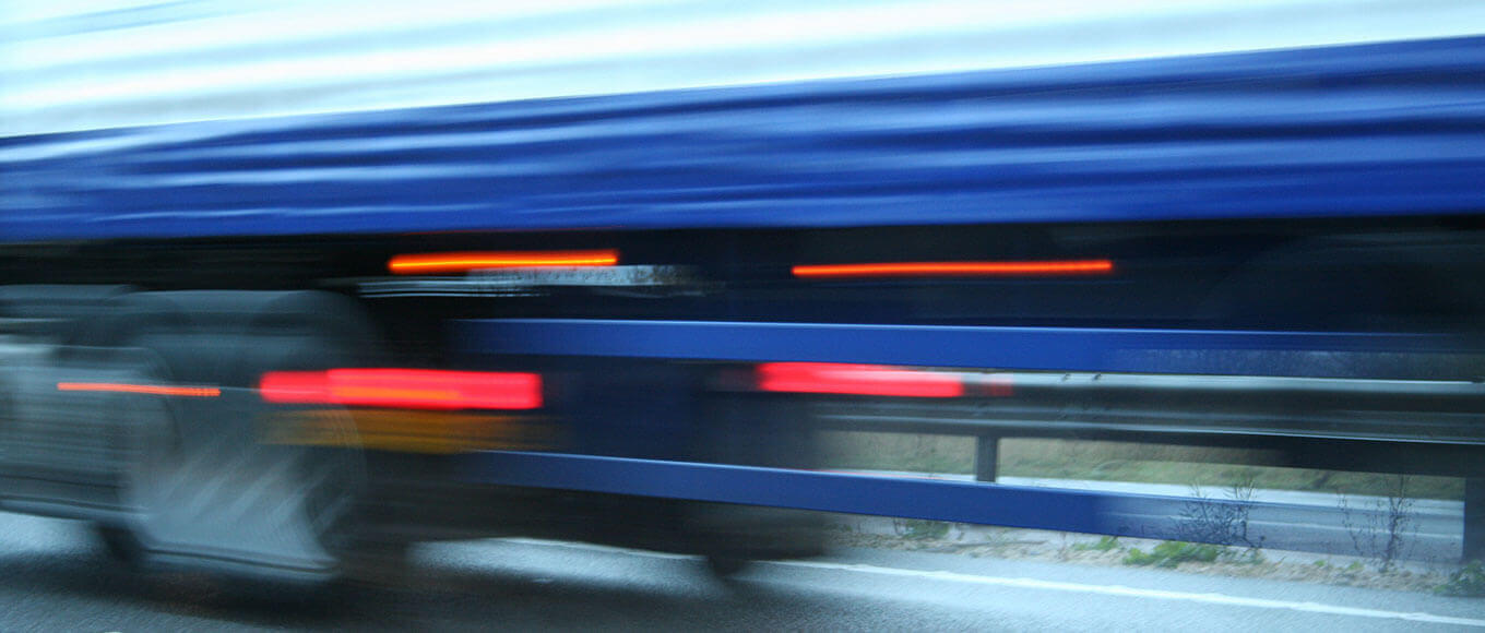 ein LKW, abfotografiert beim Vorbeifahren