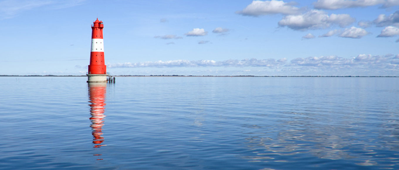 ein Leuchtturm umgeben von Wasser